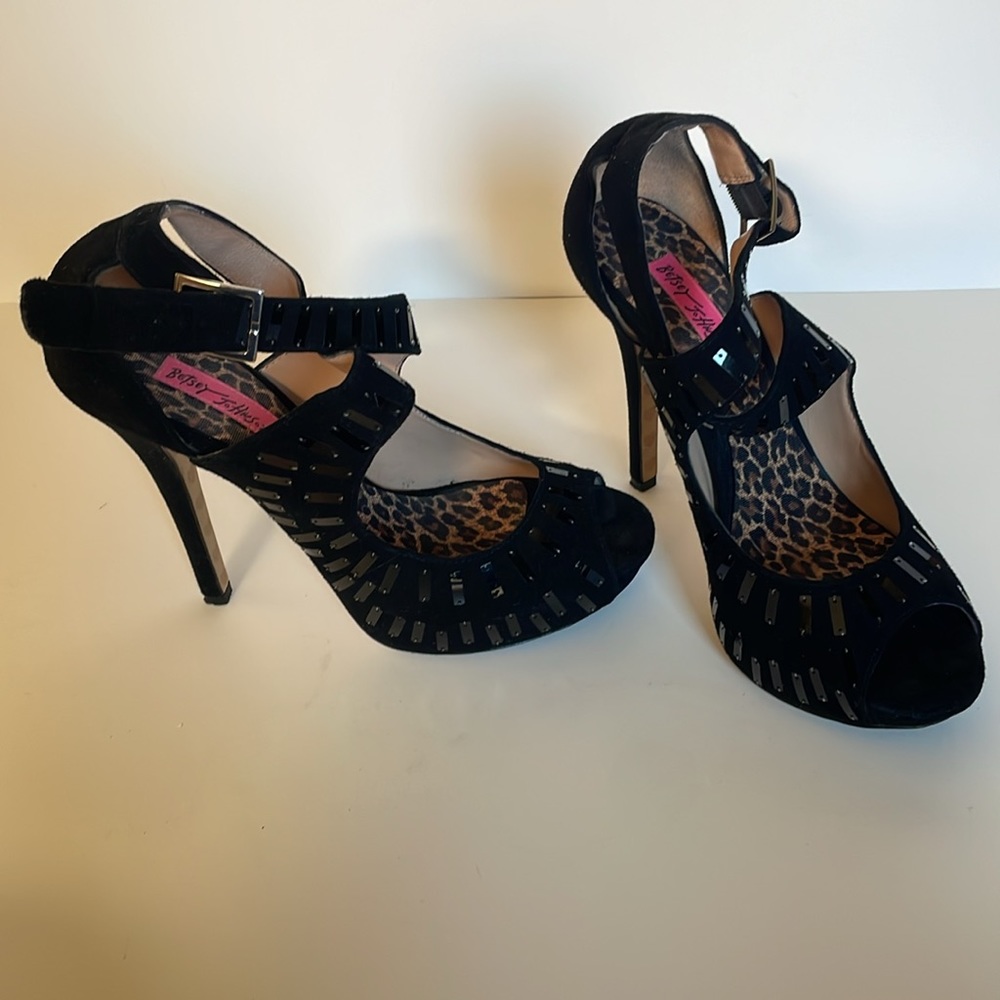 BETSEY JOHNSON HEELS SIZE 7.5